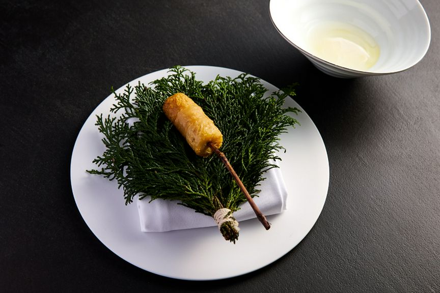 ソースの仕上げに唐松のオイルを使用『根セロリの藁焼き』