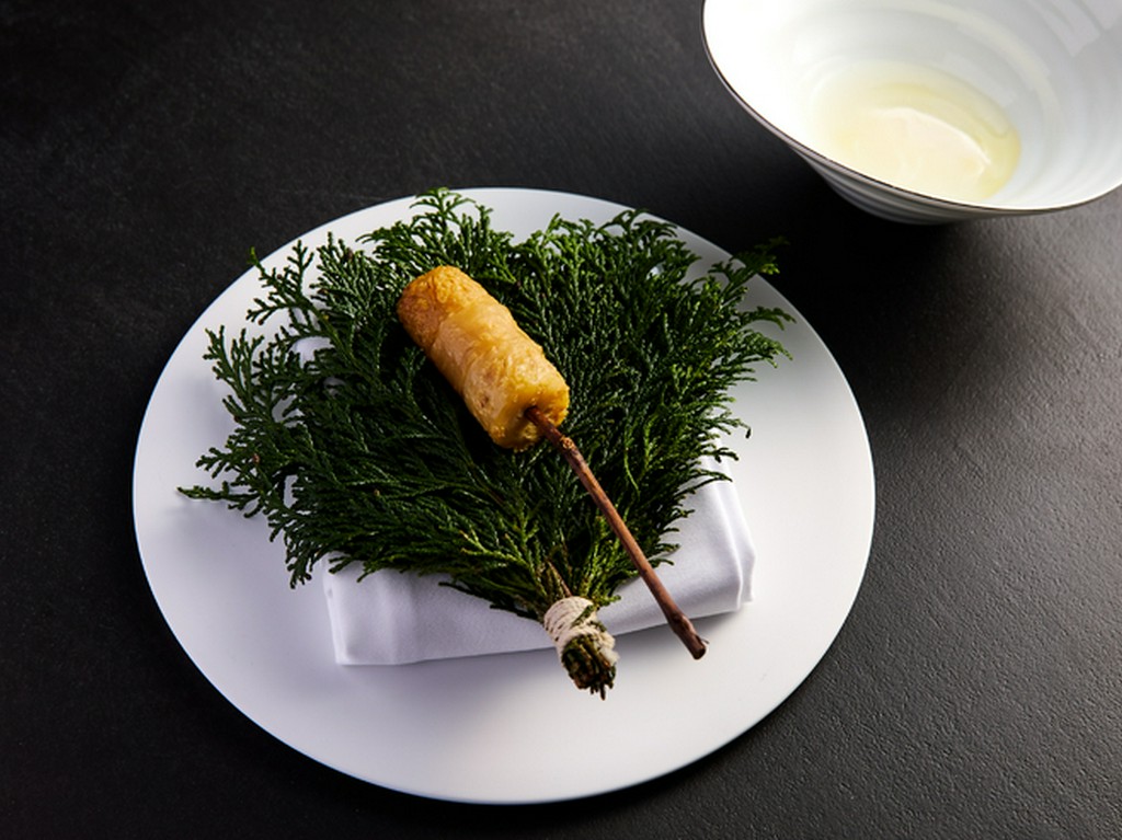 ソースの仕上げに唐松のオイルを使用『根セロリの藁焼き』