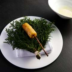 ソースの仕上げに唐松のオイルを使用『根セロリの藁焼き』
