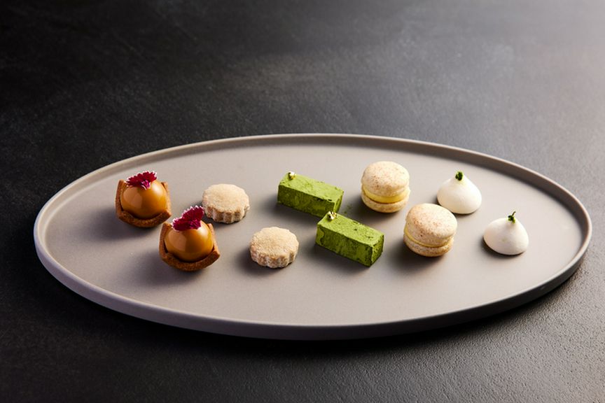 マカロン以外の4つにシェフの地元・静岡の特産品を使用した『5種のミニャルディーズ』