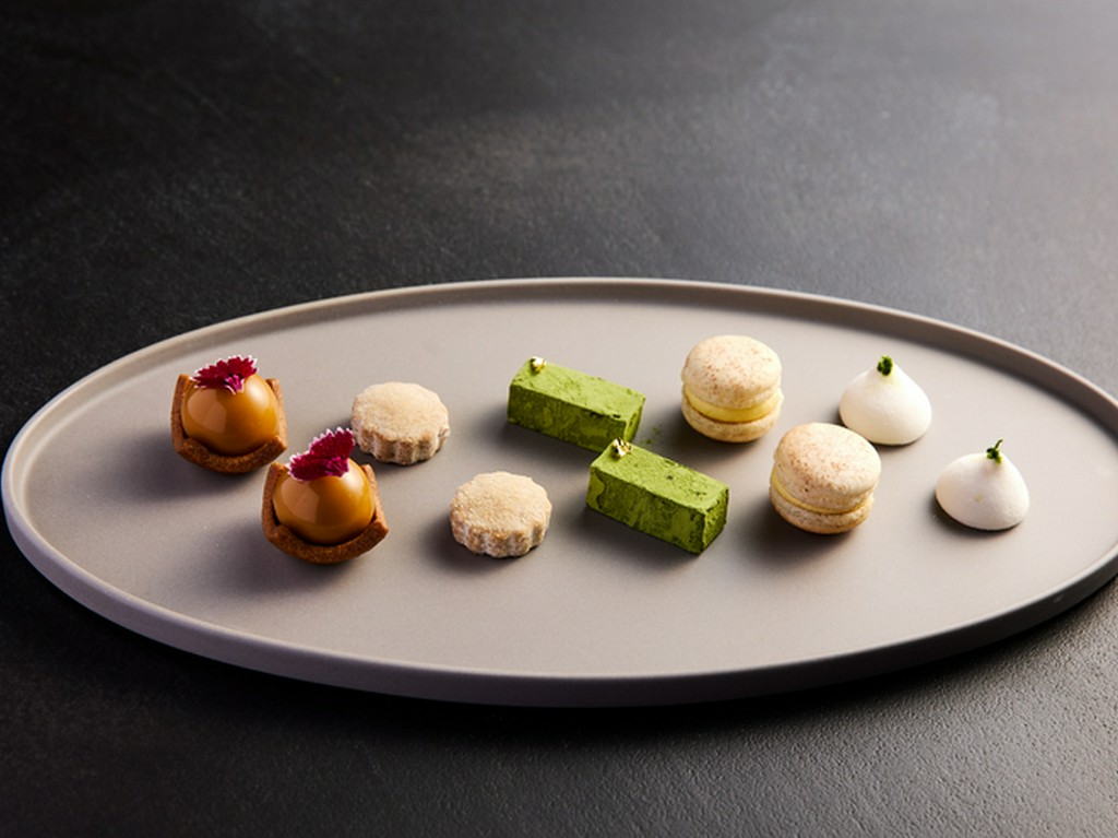 マカロン以外の4つにシェフの地元・静岡の特産品を使用した『5種のミニャルディーズ』