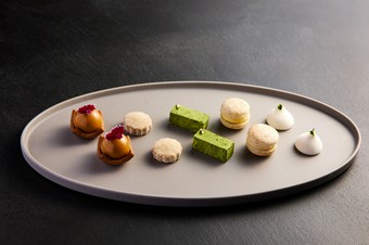 マカロン以外の4つにシェフの地元・静岡の特産品を使用した『5種のミニャルディーズ』