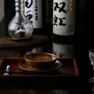 全国の地酒を知り尽くし、各々の酒米や醸し方を熟知する店主が、飲み頃のお酒を吟味して提供。入手困難な銘柄が豊富な今季の酒に加え、店主の故郷・信州八ヶ岳で熟成させるヴィンテージ日本酒が圧巻！写真は一例。