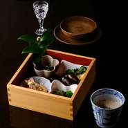お酒＆アテはゲストの嗜好に応じて供するスタイル。初回は一汁四菜の『Choi呑み酒肴コーディネート』からスタートし、二回目以降は『厳選 天然酒肴コーディネート』の注文もOK。通うほどに愉しみが増します。