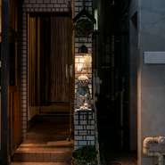 日本酒好きの人を招く場として理想的な一軒。銘酒が並ぶリストの中でも、ヴィンテージ日本酒の味わいは【聚】ならではの世界観。感動の酒体験がビジネスパートナーとの絆を深めるでしょう。
