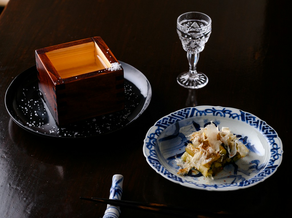 一つ一つの器やグラスにも、本物の贅沢感が宿る