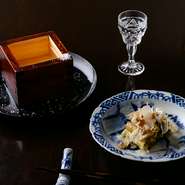 木曽檜の重箱や酒盃に加え、店主が焼いた瀬戸焼、骨董の皿やグラスなど、器も第一級品が揃います。