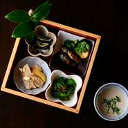 店主が八ヶ岳で栽培・採取する有機野菜や天然山菜をはじめ、季節の自然食材を厳選。築地市場で仕入れる天然魚、川魚、和牛や馬肉、上質ジビエ、信州や甲州の旬の幸など、豊富な食材で仕立てる酒肴を愉しめます。
