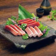 産地直送の生本マグロを赤身から大トロまで食べられる。その日に仕入れた本マグロは鮮度抜群でとろけるような食感となっております。