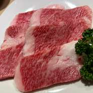 4席限定のカウンター席には鉄板が備え、『お好み焼き』をはじめとした裏メニューを楽しむことが可能。広島名物『コウネ』などをつまみつつ、お疲れ様の一杯をいただけます。