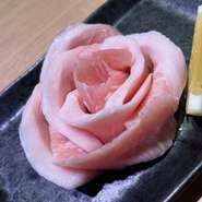 目と舌で楽しめるフードメニューに加えてドリンク類も多彩な品ぞろえ。焼肉のお供に欠かせないビールなどの泡もの、日本酒、焼酎はもちろん、子どもが喜ぶソフトドリンクも用意されています。
