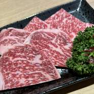 上品な脂と赤身の旨みを楽しめるロースの中でも、【焼肉未来】では“肉の王様”と称されるリブロースを使用しています。しっとりとやわらかな肉質と芳醇な味わいを楽しんで。