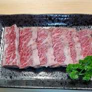 牛の横隔膜の背中部分にあるハラミは、1頭からわずか2kgほどしか取れない希少部位。中でも希少な和牛ハラミは美しい霜降りが特徴で、濃厚な旨みと脂の甘みが広がる一級品です。