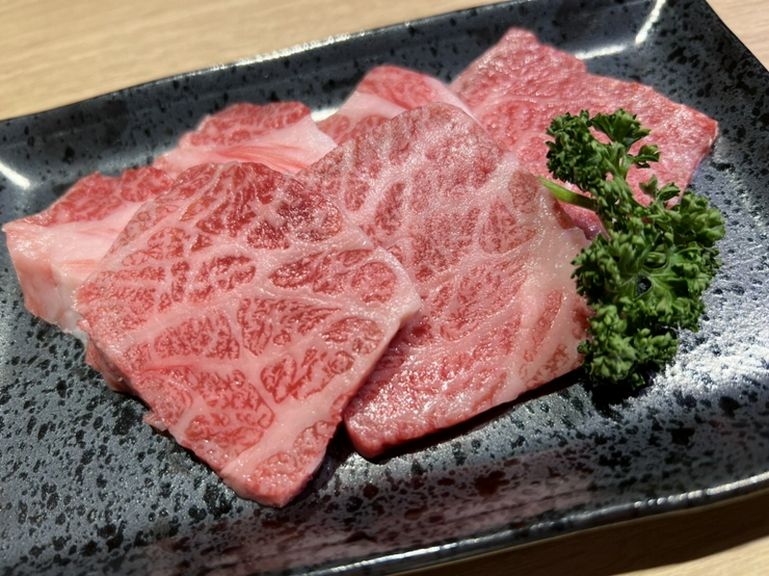 赤身と脂のバランスが秀逸。目にも美しい『和牛上カルビ』