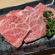 焼肉の定番・人気のカルビには、希少部位として知られる「三角バラ」を使用。焼きたて・熱々を頬張れば口いっぱいにジューシーな旨みが広がり、想像の上をいくおいしさです。