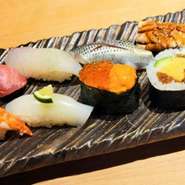素材勝負の博多の寿司。さばきたての鮮魚を使った人気の逸品です。貴重なカワハギや、新鮮なオコゼなど、白身魚を堪能できるのもうれしいところ。冬はフグ、クエがオススメです。