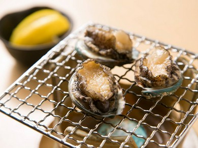 独特の食感がくせになる『一口鮑踊り焼き』