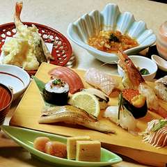 寿司10貫、天麩羅、小鉢、椀物など
デザート付

テーブル席個室でごゆっくりお召し上がりください。