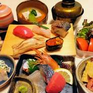 新鮮刺身、寿司５貫、椀物、小鉢など
デザート付

テーブル席個室でごゆっくりお召し上がりください。