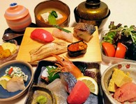 新鮮刺身、寿司５貫、椀物、小鉢など
デザート付

テーブル席個室でごゆっくりお召し上がりください。