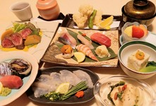刺身、にぎり寿司、天麩羅、椀物、小鉢が揃った豪華膳。
デザート付