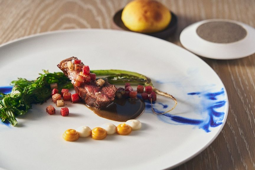 コースの一例 「豚」十勝エレゾの三元豚の炭焼き〜色々季節の根菜 黒オリーブソース