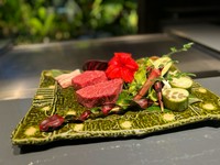 沖縄・九州で厳選された特選黒毛和牛のコース料理に伊勢海老を追加した贅沢なコースをお楽しみいただけます。