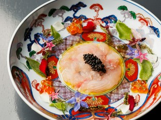 コースの始まりを告げる前菜『沖縄三大高級魚の昆布締め』