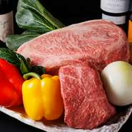 食材にこだわり、その日に仕入れた選りすぐりの神戸牛や国産牛が使用されています。いろいろな部位を味わえるのも魅力。素材のおいしさを最大限に引き出すため、目の前の鉄板で焼き上げてくれます。