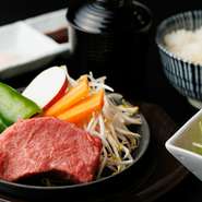 手軽に本格的な神戸牛のステーキを堪能したいなら、ランチがオススメ。ディナー同様、目の前でシェフが自ら焼き上げてくれる贅沢な体験が味わえます。