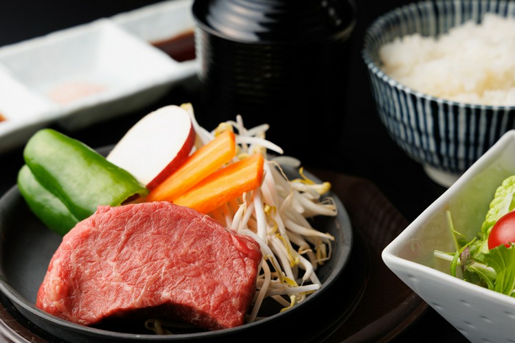ステーキ鉄板＆木台セット☆ 〜肉料理が美味しくなります♪〜 楽天市場】ステーキ皿 IH対応 丸型 18cm 専用木台付き【ステーキ