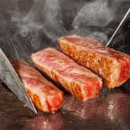 厳選された国産牛や神戸牛を使ったステーキは、その日に仕入れた新鮮な肉を、シェフ自ら目の前の鉄板で焼き上げてくれます。贅沢な高級肉を楽しめ、うれしい限りです。
