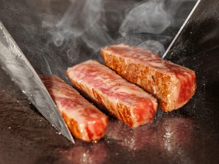 一口で贅沢を味わう、シェフこだわりの『ステーキ』