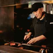 丁寧にメニューを説明し、その日に入荷した新鮮な神戸牛を提供するようにしているという大塚氏。バリエーション豊富な部位が揃っている中、上質な肉をゲスト自身で選ぶことができます。