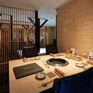 歴史ある100年の京都の町屋を、フルリノベーションした落ち着いた空間。伝統的な町屋の趣を残しつつ、モダンで洗練された雰囲気を演出します。個室・半個室が完備されプライベートでゆったりと食事を満喫。