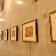 現代的なスタイリッシュさと、古き良き時代の温かみが調和した空間も評判。壁には著名人のサインが多数。