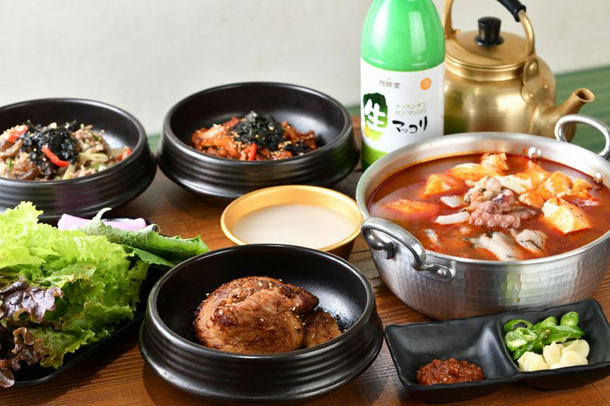 韓国スタイルで楽しむ、にぎやかな食事時間