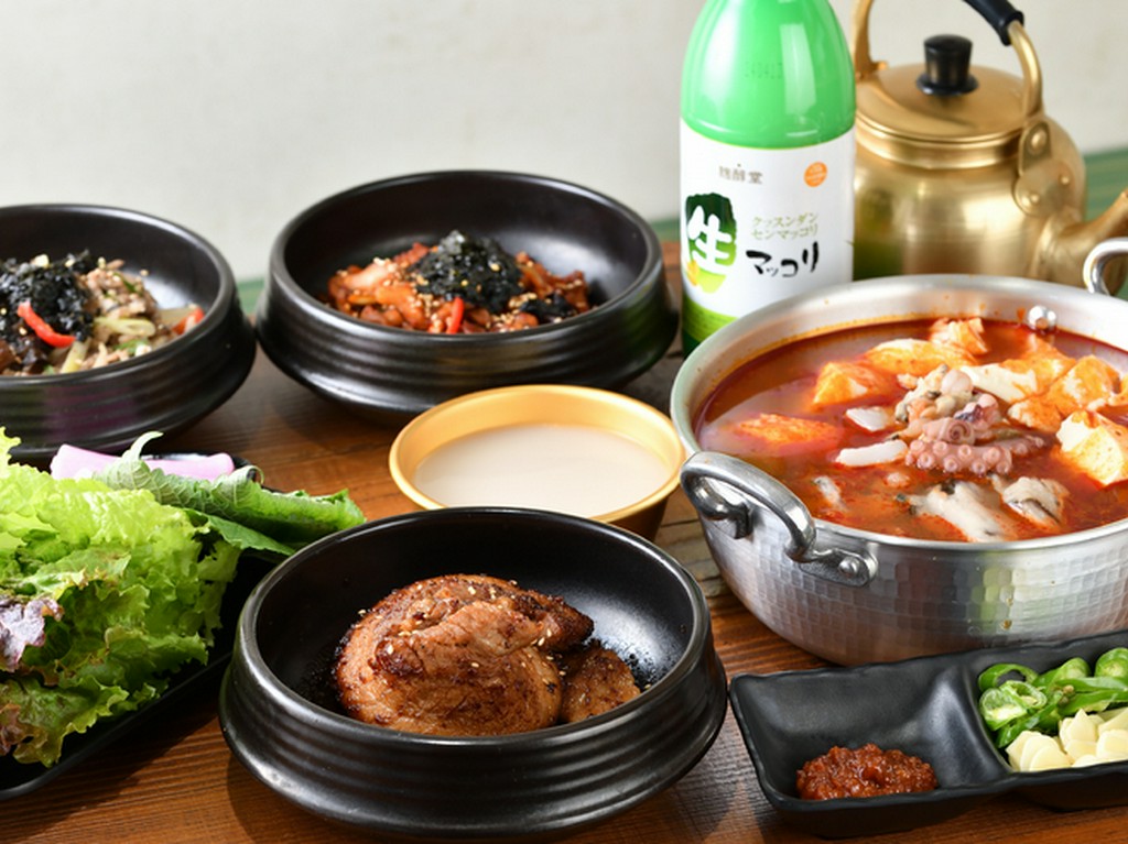 韓国スタイルで楽しむ、にぎやかな食事時間