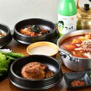 チャミスルやマッコリをやかんからアルマイトのコップに注ぎ、ぐいぐい飲む光景も、韓国料理店ならでは。友人や家族と共に囲むテーブルで心地よい韓国料理とお酒に酔いしれる時間は、なによりの至福です。