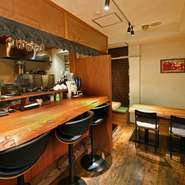 カウンター5席と2名掛けと4名掛けのテーブル席が並ぶ、こぢんまりとした店内。カウンターに座り、スタッフや周りのゲストと交わす会話も楽しみの一つです。お酒を片手に過ごす一人時間にもオススメ。