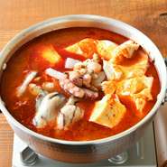牡蠣・むき海老・イカリング・ゲゾ・イイダコなどの新鮮な海の幸と豆腐が入った、熱々の鍋。海鮮の旨みが溶け込んだ香り高いスープに、体が芯から温まります。1人前の用意もあるので、スタッフに尋ねてみて。

