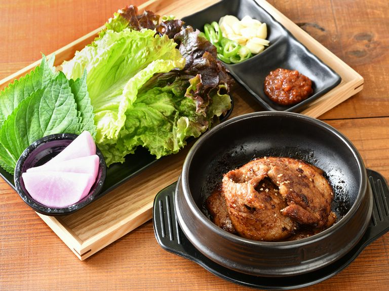 シャキシャキ食感の葉野菜に包んでいただく『スタミナ豚カルビ（2人前）』