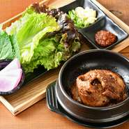 特製タレに漬け込んで焼いた豚肉は、ジューシーな肉汁と芳醇な香りにあふれる一品。サンチュやゴマの葉の葉野菜に包んでいただきます。ニンニクや青唐辛子を添えて、辛味と香りをプラスするのも醍醐味です。