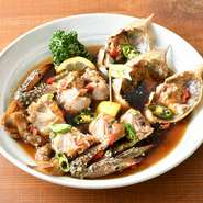 新鮮なワタリ蟹を特製の醤油ダレで漬け込んだ、韓国の伝統料理の一つ。豊かな海の恵みを堪能できる一品です。蟹の風味と特製ダレが絶妙に絡み合い、濃厚な味わいが食欲をそそります。3日前までに要予約。