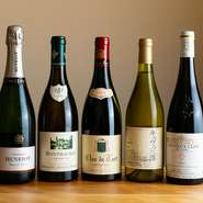 王室御用達の『アンリオ・ブランド・ブラン』や至高の白ワイン『モンラッシェ』、そして900年の歴史を誇る『クロ・ド・タール』などフランス料理店顔負けの銘醸ワインが揃います。グラスは常時10種程で2,500円から。
