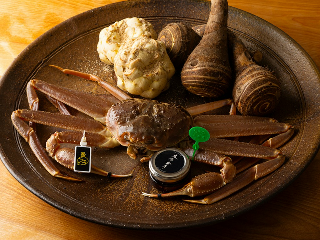 冬の間人蟹や北海道産月光百合根など旬の食材は産地もセレクト