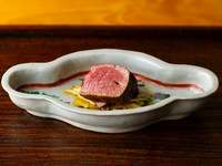 炊き立ての土鍋ご飯と共に供される『深谷牛フィレ肉の薪焼き』。薪の薫香が食欲をそそる