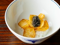 北海道産月光百合根の甘みとハルキャビアの塩味が、昆布だしで炊いた白飯に重曹的な旨みを添える
