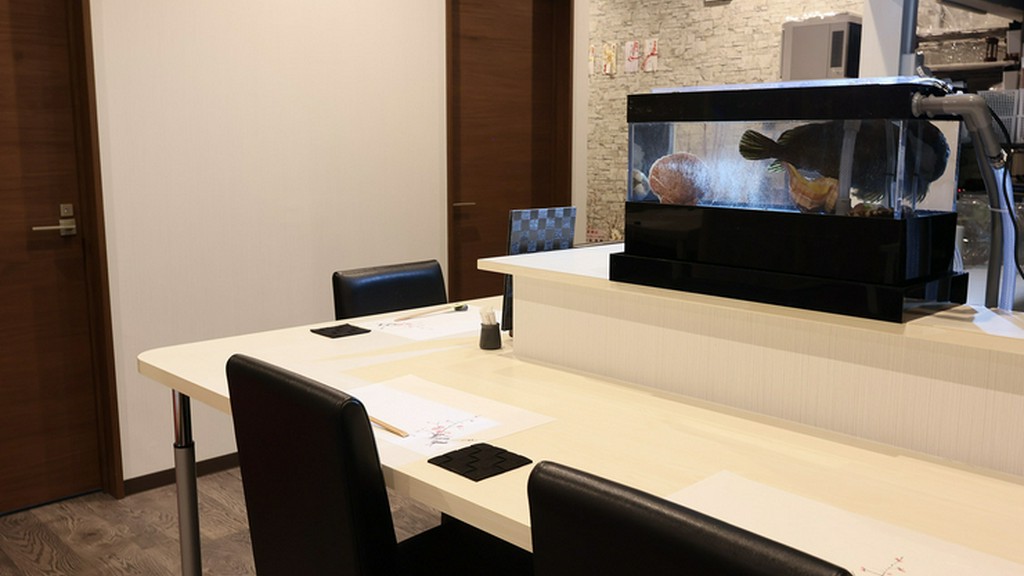 カウンター席ならではの臨場感と、高級な雰囲気が漂う店内