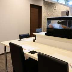 カウンター席ならではの臨場感と、高級な雰囲気が漂う店内